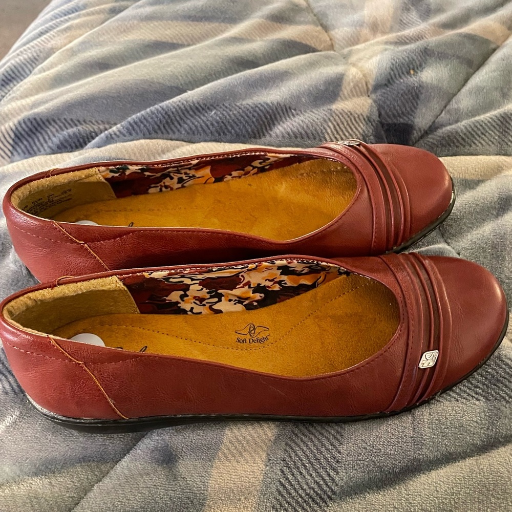 Soft style maroon flats